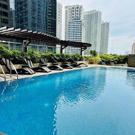 One Bedroom With Balcony By Christine Suites Ph In Greenbelt Radisson Makati City Exterior foto