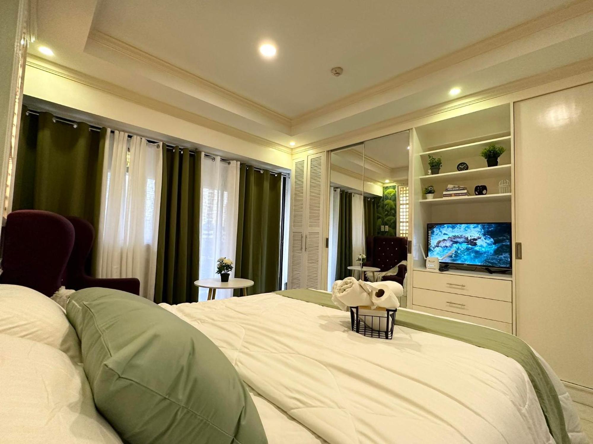 One Bedroom With Balcony By Christine Suites Ph In Greenbelt Radisson Makati City Exterior foto